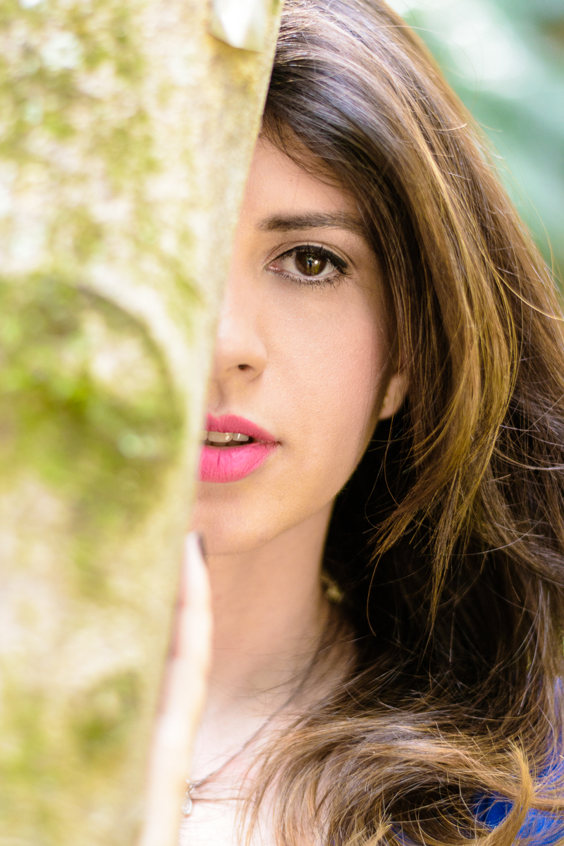 Mulher e arvore em sintonia nessa bela fotografia