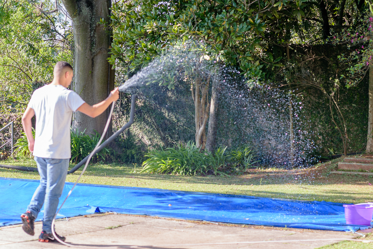 Funcionário hidrata lona da piscina na casa cosy sp