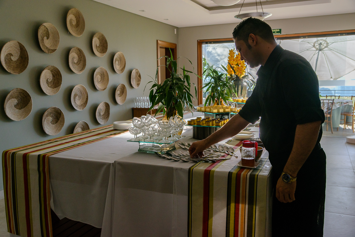 Funcionário arruma ultimos detalhes da mesa de café da manhã
