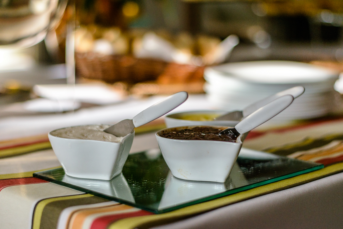 Detalhes de mesa de café da manha em evento corporativo