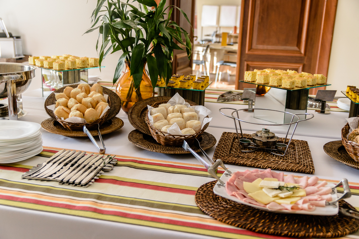 Mesa de café da manha lindamente arrumada apenas esperando os convidados do evento corporativo na casa Cosy, no Morumbi