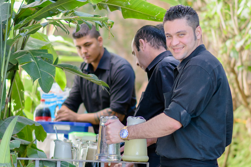 Funcionários servem as bebidas em evento corporativo na Casa Cosy, em Sao paulo