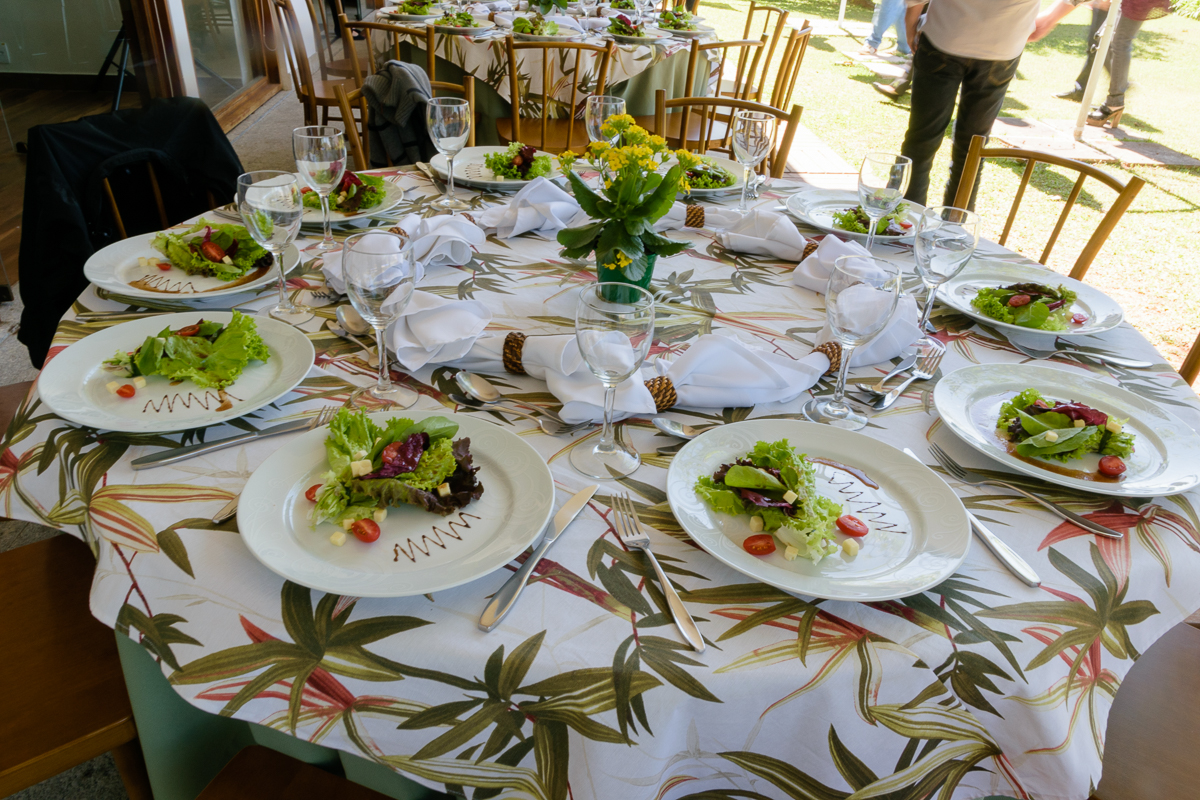 A salada está sendo servida em evento na Casa Cosy, no Morumbi - SP