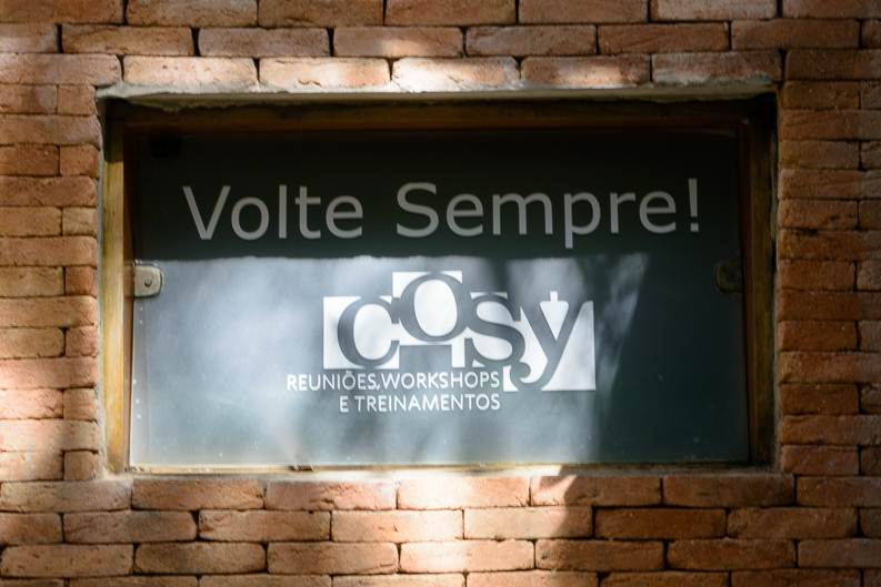 Detalhe da Placa de volte sempre, na casa cosy, no Morumbi