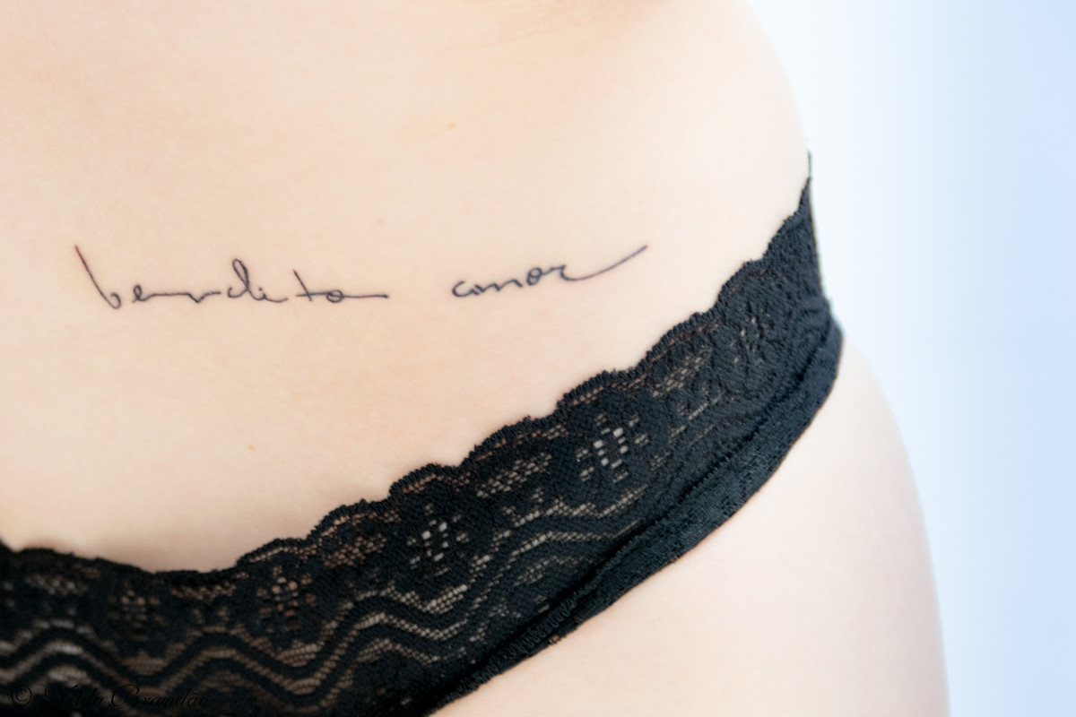 Detalhe da tatuagem da modelo: bendito amor.