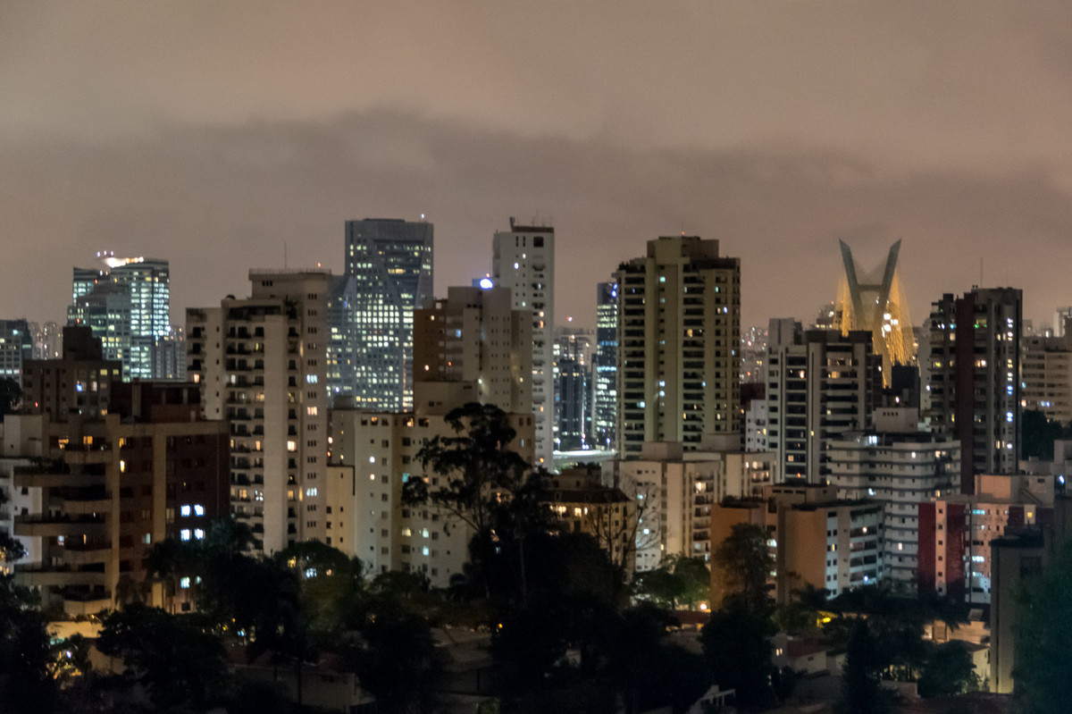 Detalhe da vista - São Paulo à noite vista do morumbi