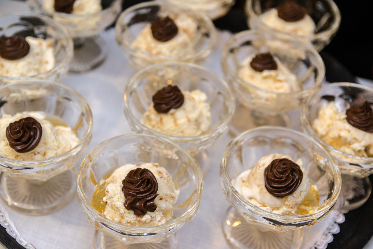 Sorvetes de creme com cobertura de ganache