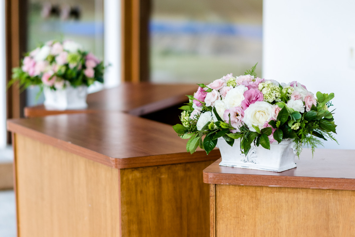 Arranjos florais para compor a decoração da mesa do bar.