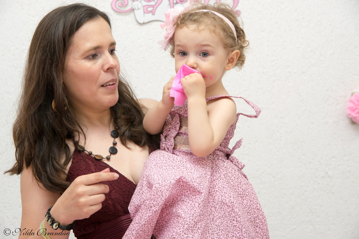 Mocinhas limpam a boca depois de comer bolo.