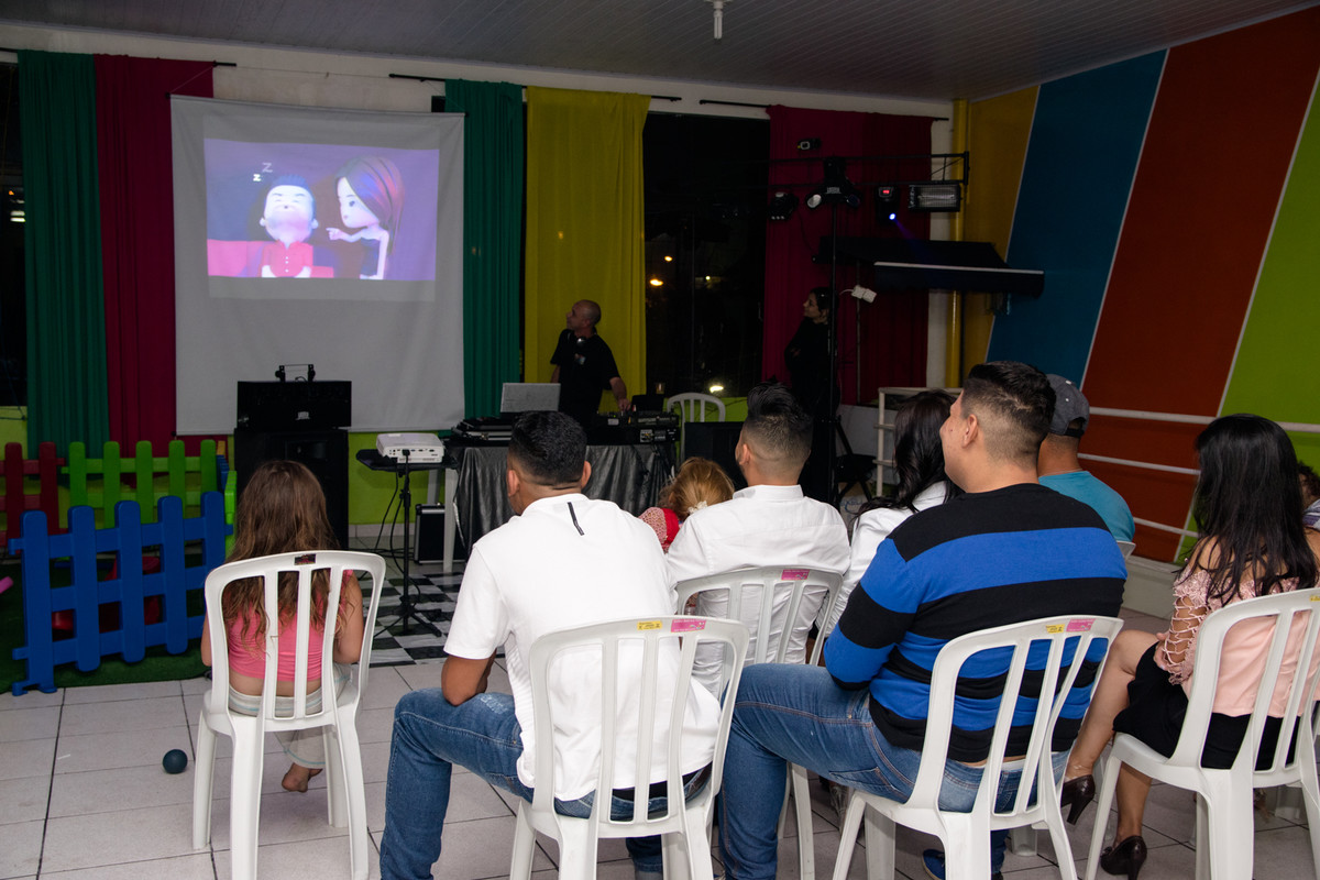 Assistindo o video-homenagem que o Luan fez para sua noiva Sabrina