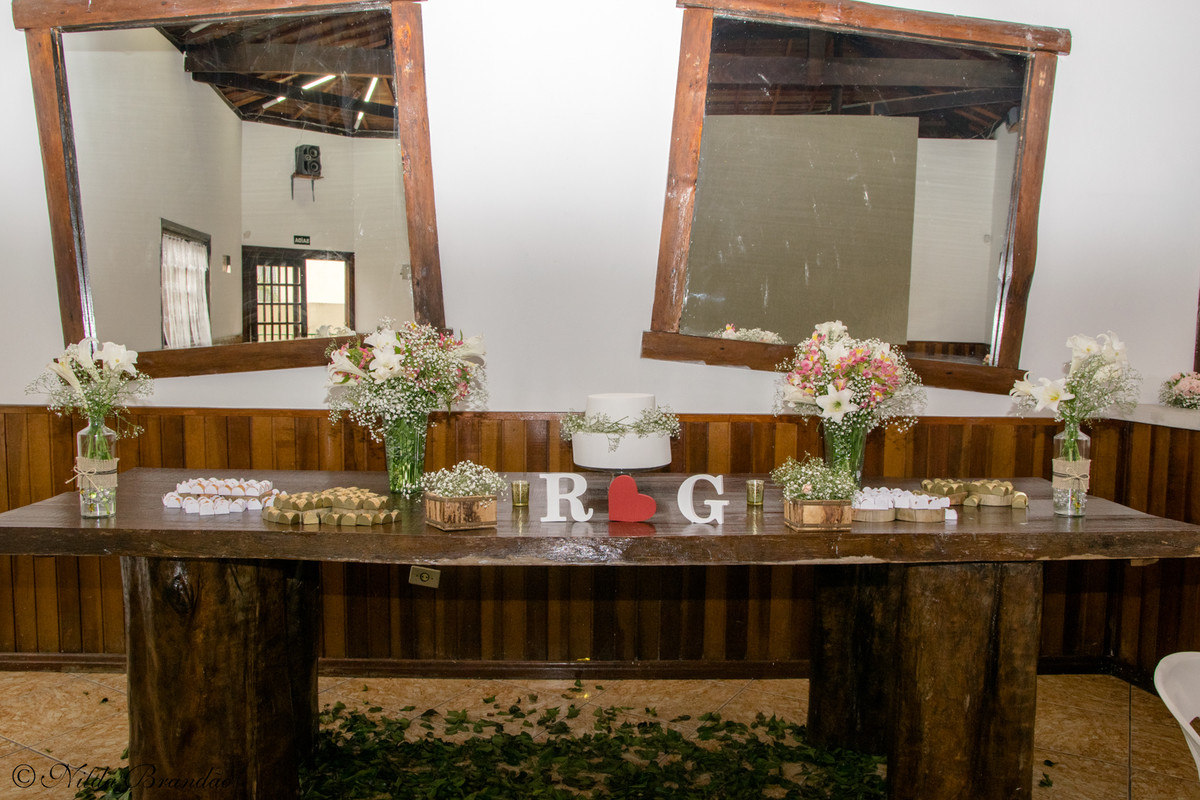 Detalhe da decoração da mesa, feita pelo proprio casal em cerimonia feita em casa