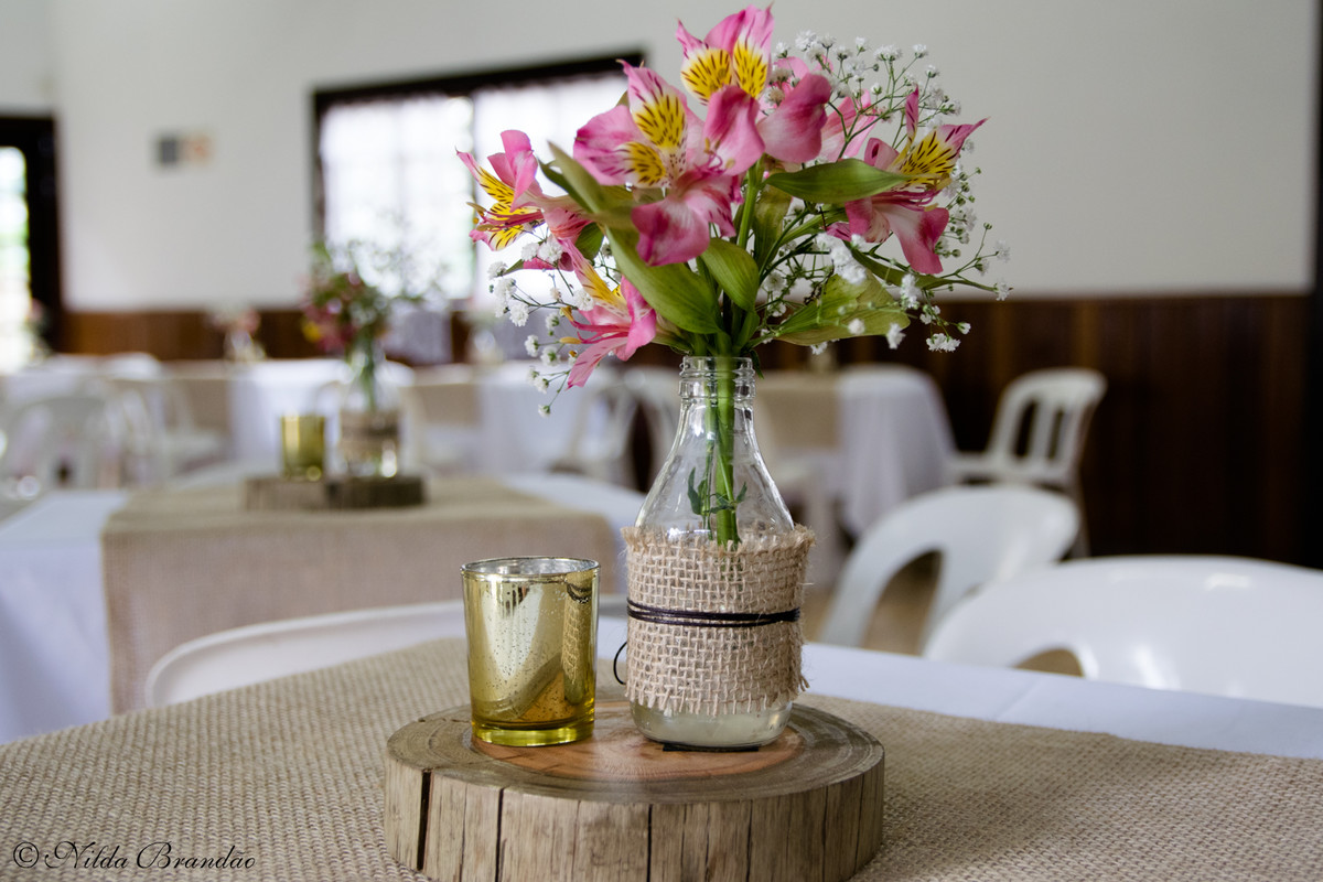 Detalhe do enfeite da mesa, cerimonia feita em casa no casamento de Rafel e Gabriela