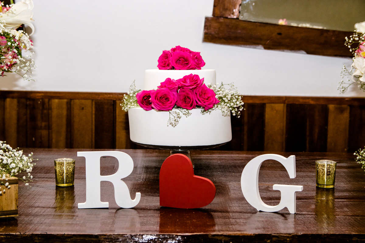 Detalhe do bolo cenográfico na mesa de casamento