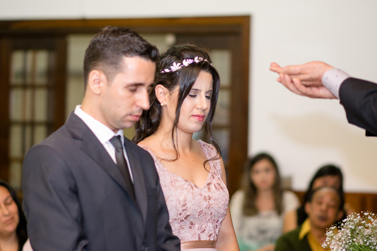 Pastor abençoa e faz uma oração ao casal