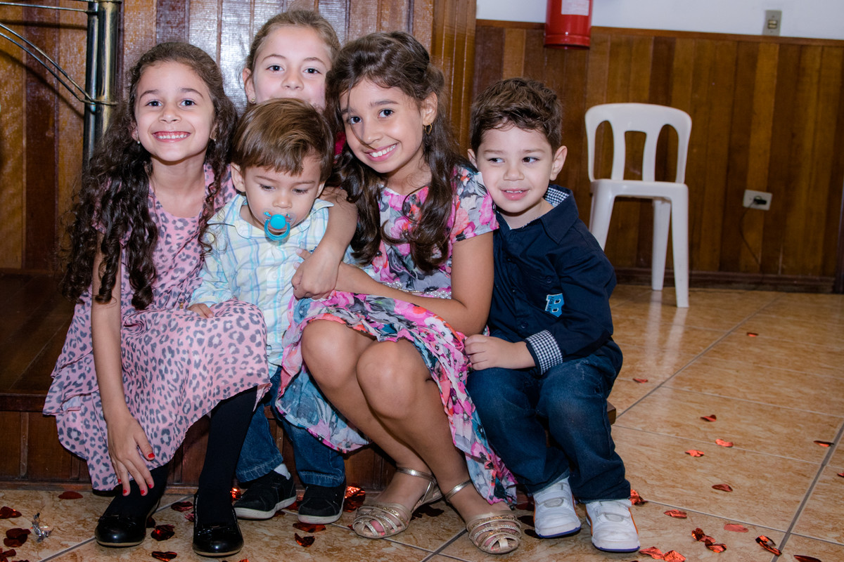 Crianças posam para a fotografa, Nilda Brandão, no casamento