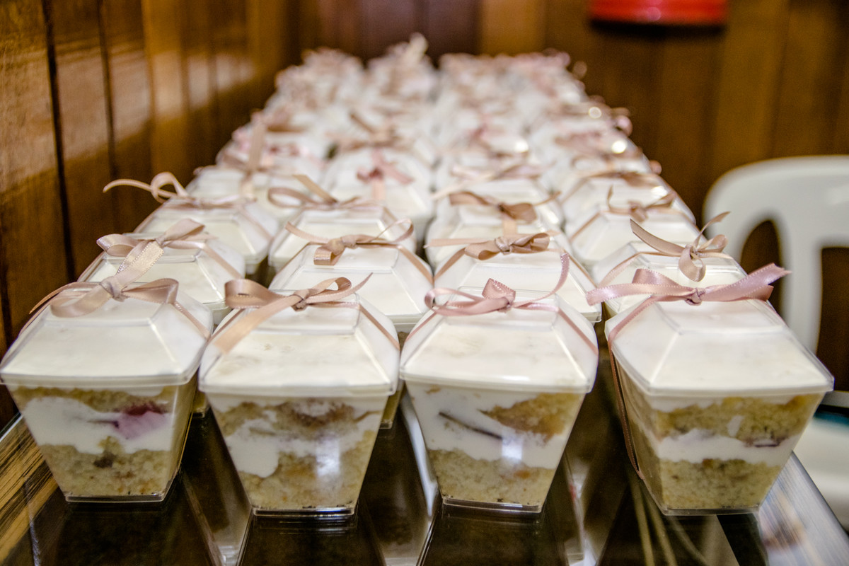 Lembrancinhas da festa, bolo no pote, feitos pela noiva.