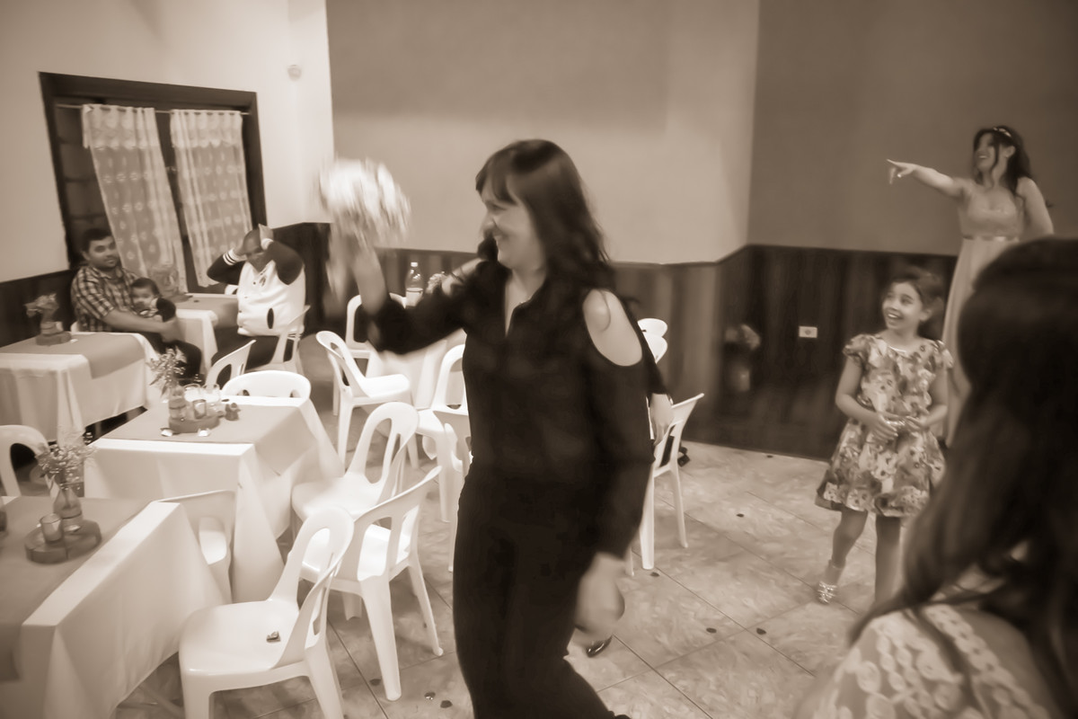 Convidada feliz ao pegar o buquê da noiva