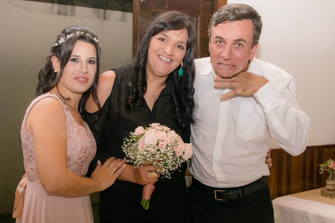 A proxima a se casar, posa feliz para a foto ao lado do noivo, que não parece tão feliz assim.