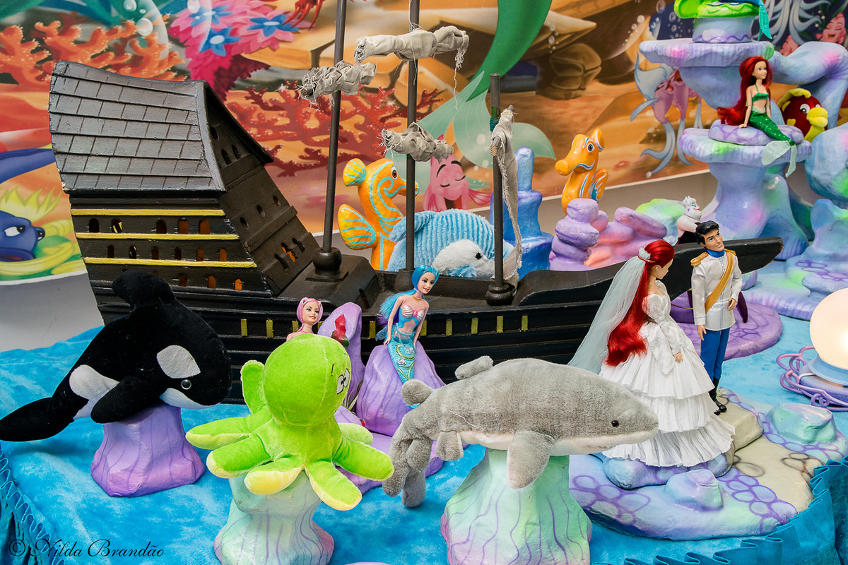A mesa de aniversario da festinha da Larissa estava um encanto! Tema A pequena Sereia