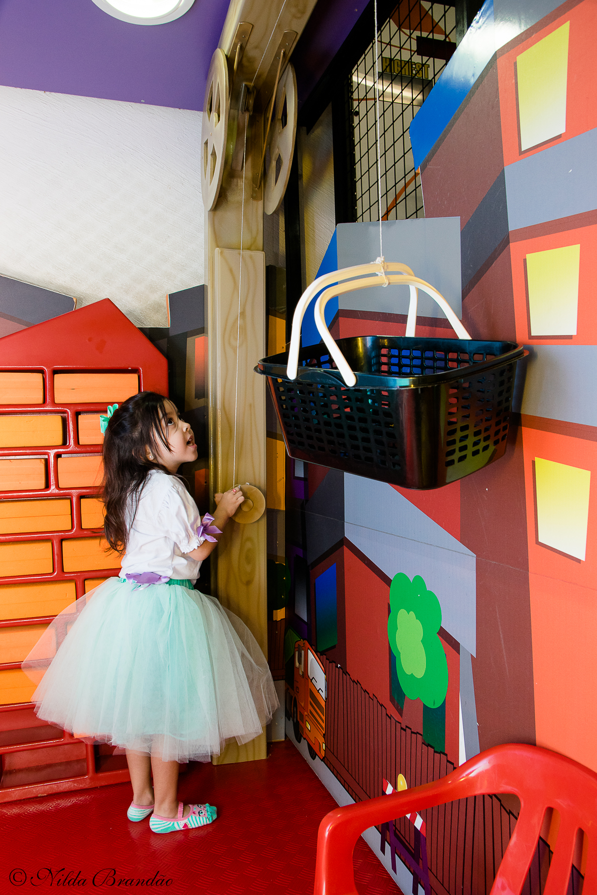Aniversariante brinca de construção num dos brinquedos do buffet magic joy