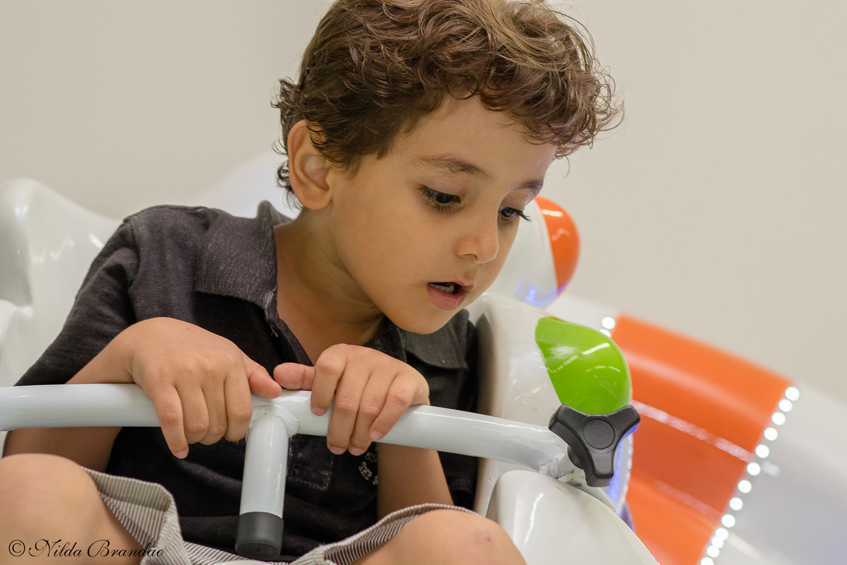 Menino checa segurança do brinquedo.