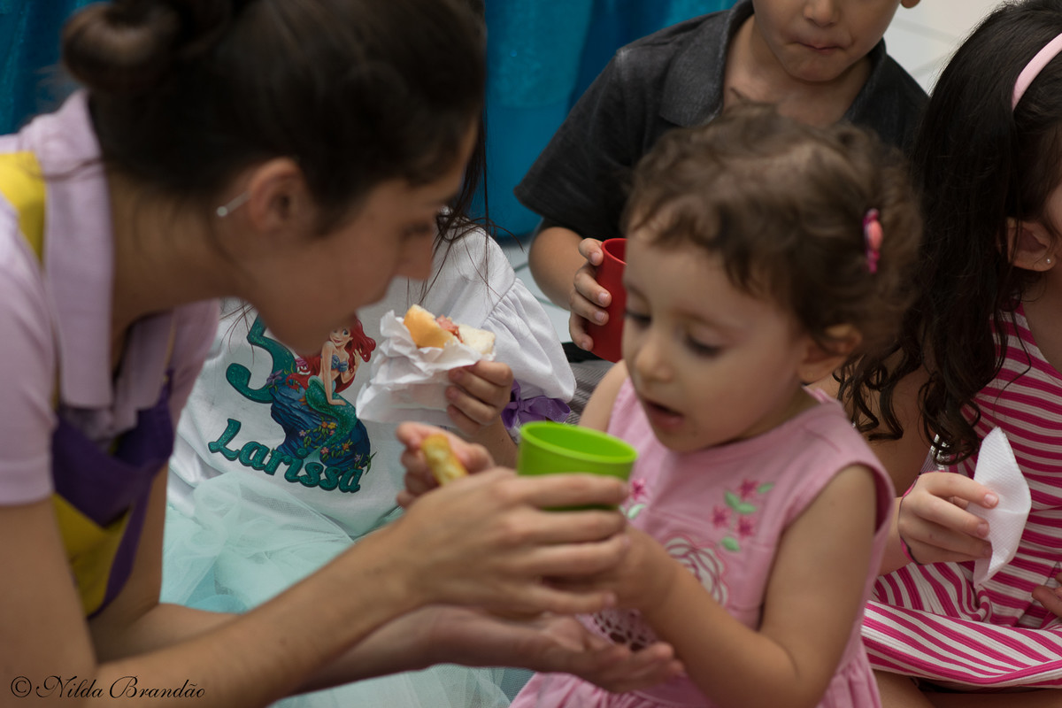 Hora do pic nic, todas as crianças comendo direitinho