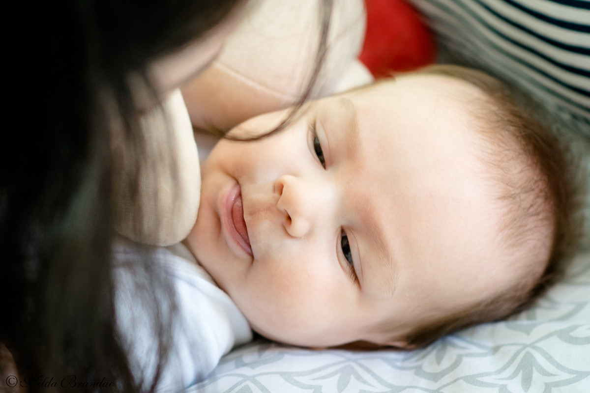 bebê conversa com a mamãe. Olhem como ele presta atenção. uma fofura