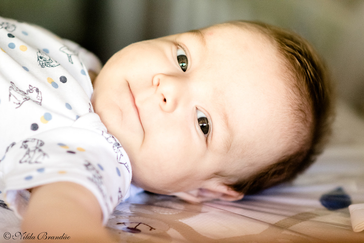 Curiosidade do bebê olhando a fotografa enquanto ela faz a foto.