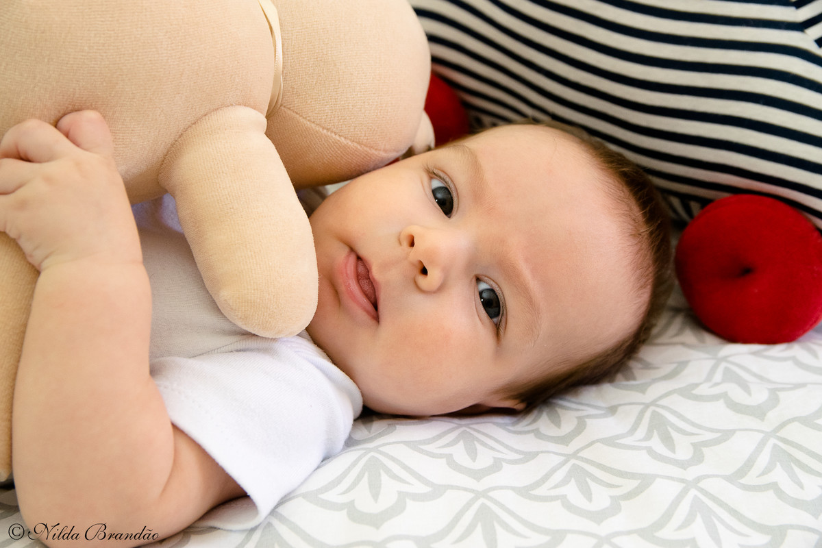 bebê brinca com ursinho em fotografias life style