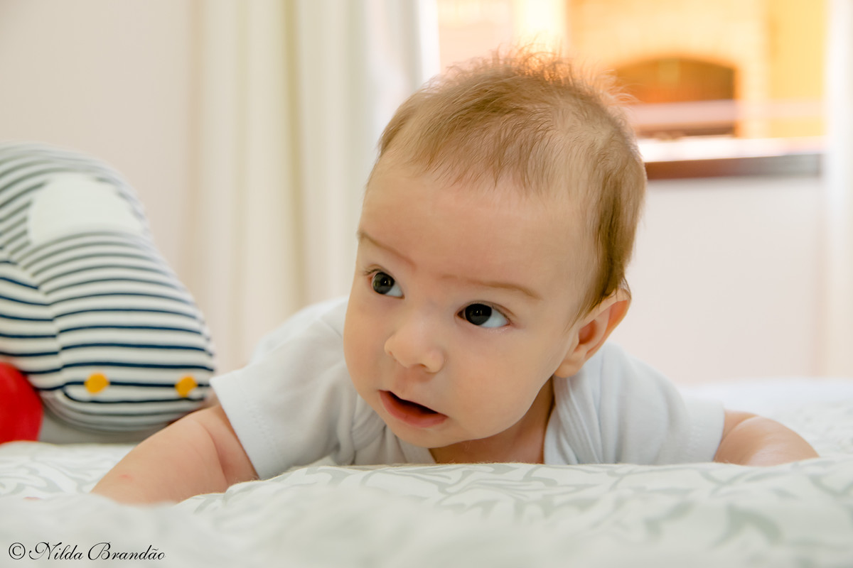 com 4 meses, ele ja levanta a cabeça e ensaia engatinhar
