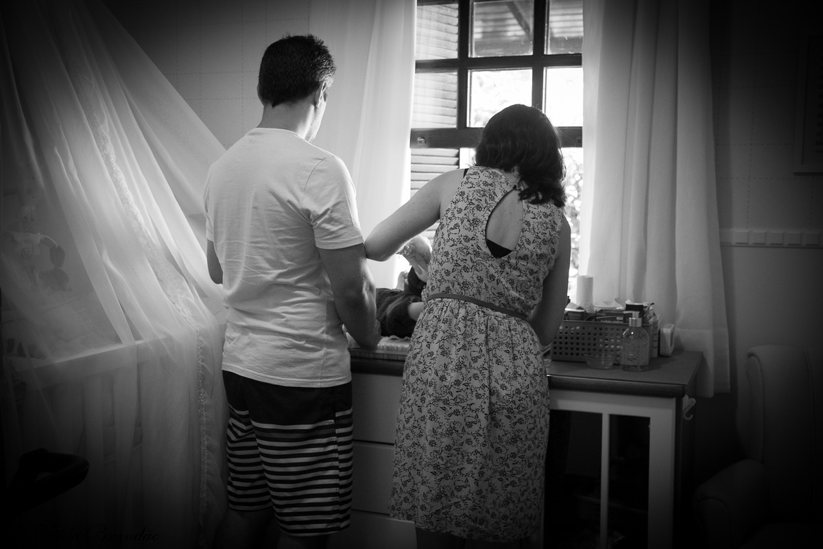 Momento lindo dos pais unidos para cuidar das necessidade do pequeno
