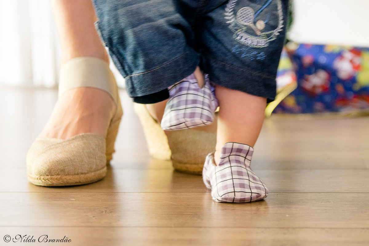 Bebê ensaia os primeiros passinhos com a mamãe