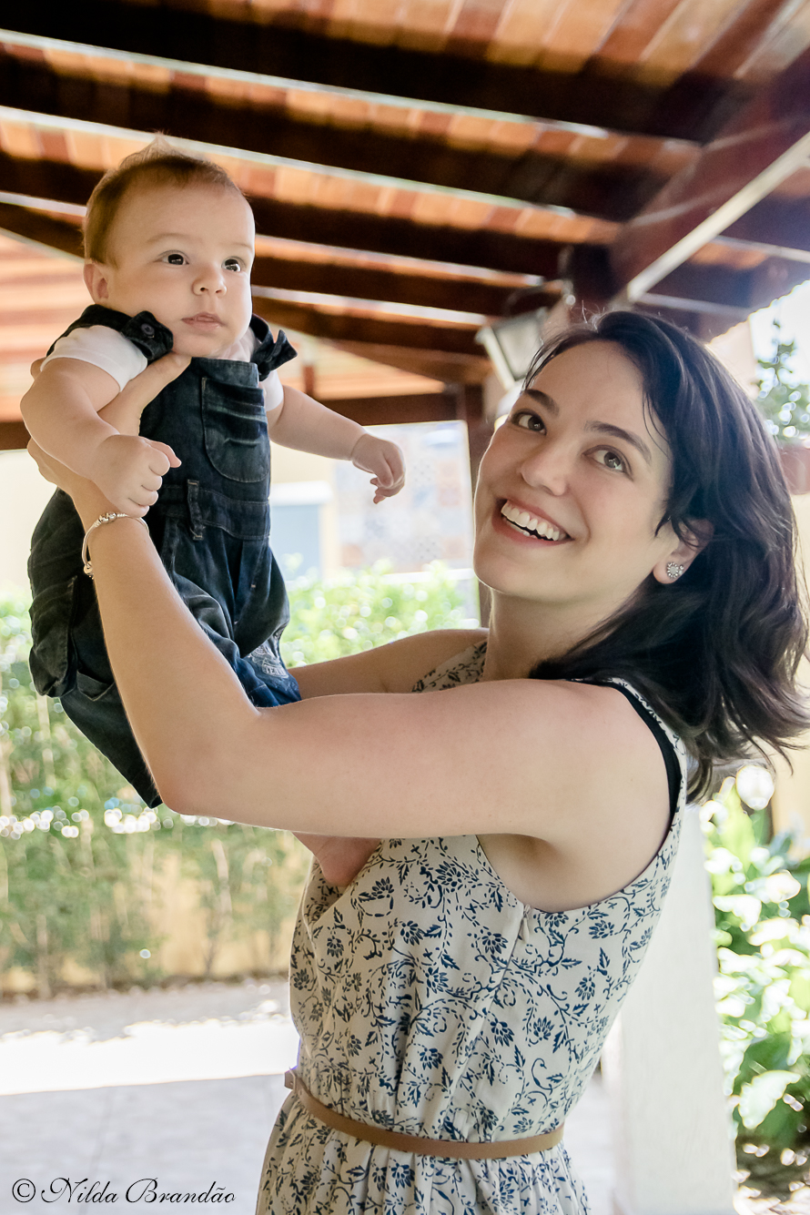 Mamãe brinca com bebê ao ar livre, em fotografia lifestyle