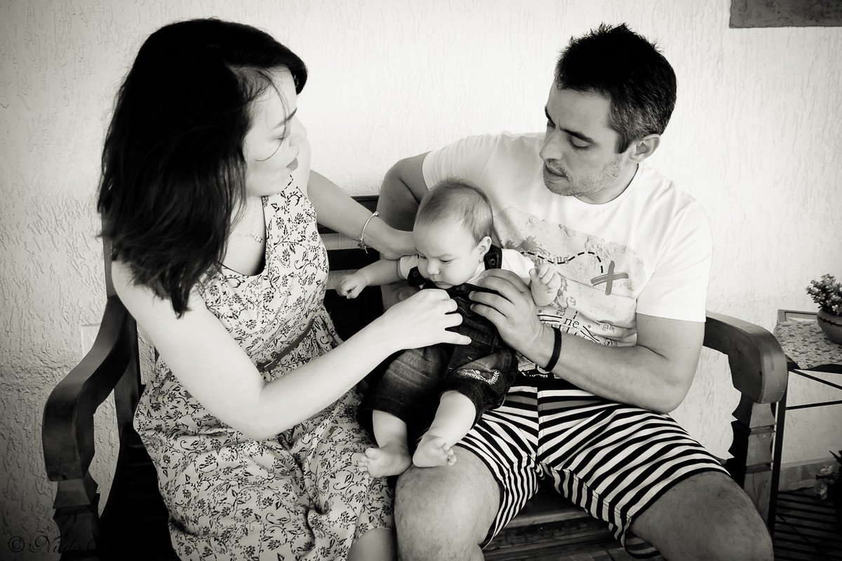 Pais brincam com o bebê num momento super descontraído