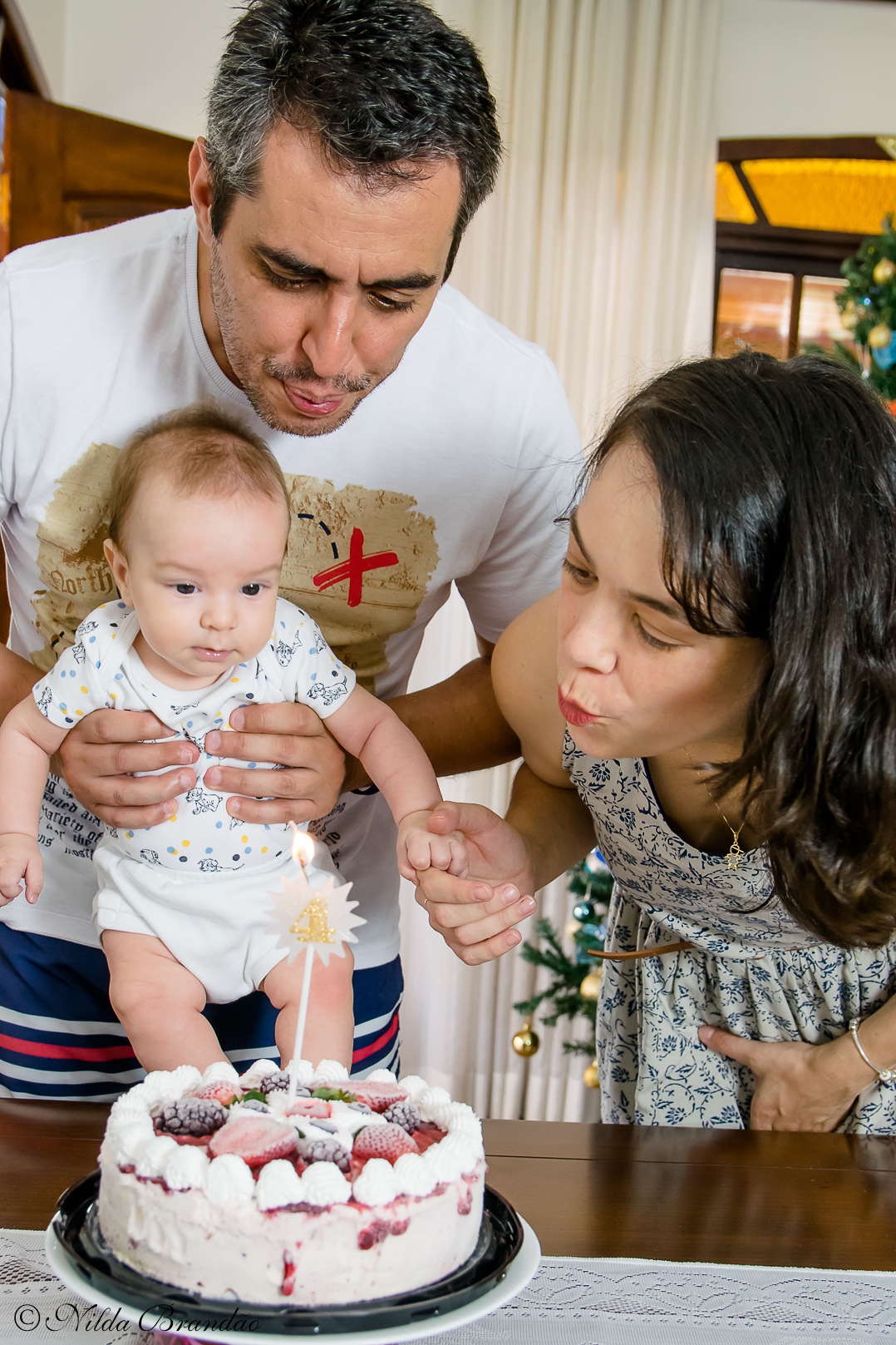 Olha como o bebê olha curioso para a velinha do seu bolo de 4º mes de aniversário.