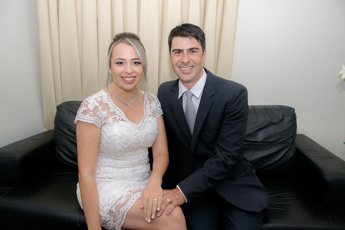 Noivos posam para primeira foto já como marido e mulher, ainda no cartório.