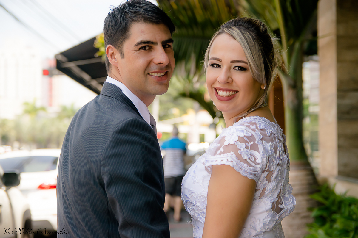 Sorriso de alegria, no dia mais esperado da vida de um casal.
