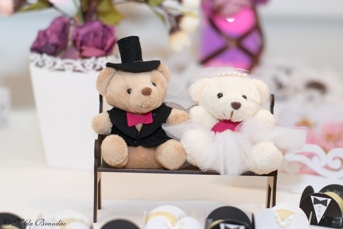 Detalhe de casal de ursinhos da mesa do bolo.