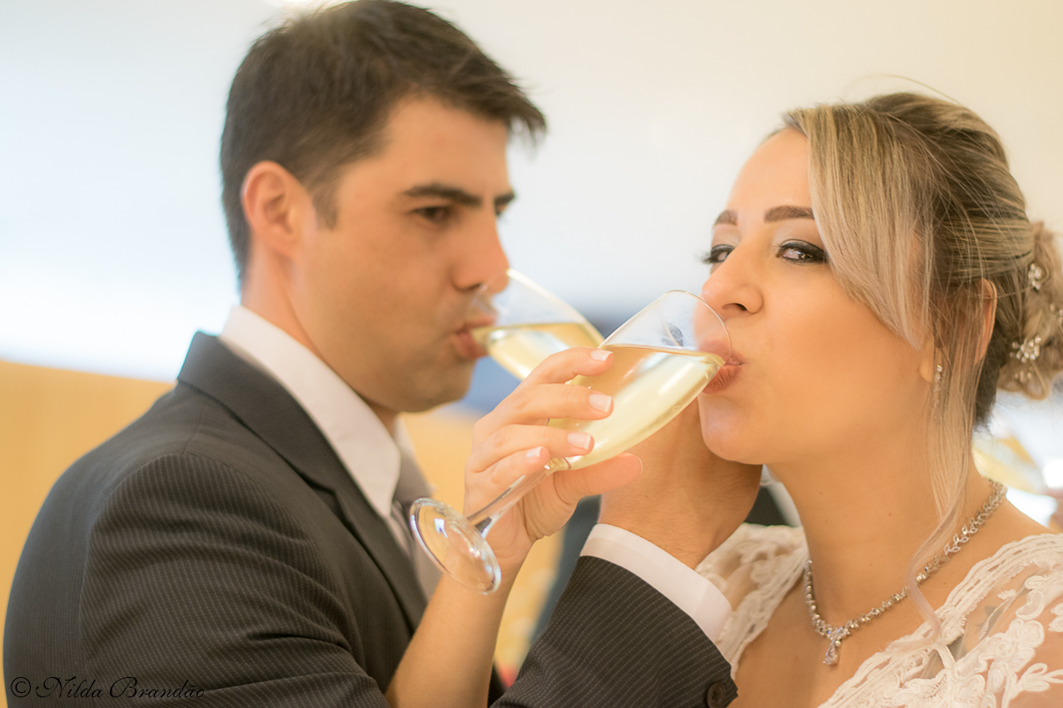 Casal brinda no mini wedding