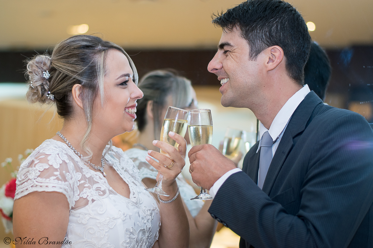 Casal brinda à sua felicidade e amor eternos