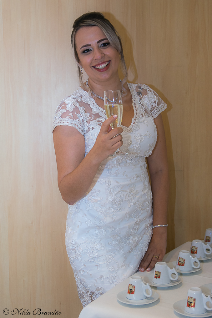 Noiva sorri, lindamente, brindando