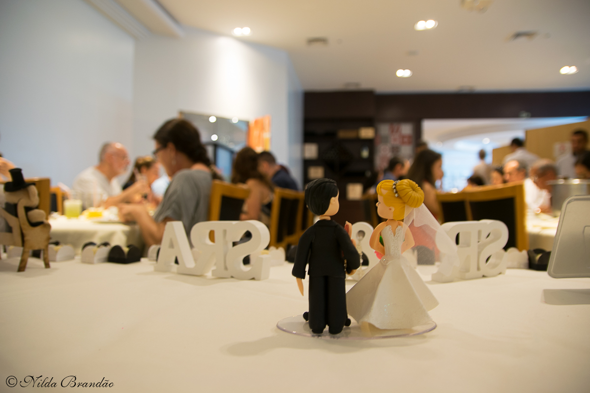 Noivinhos olham o salão, no mini wedding de Jaqueline e Jorge.