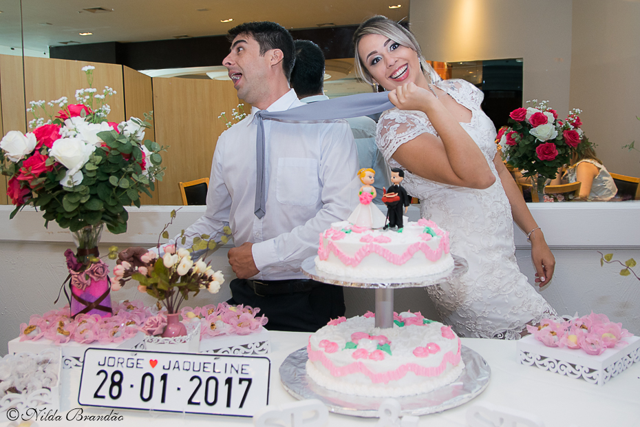 Momento descontraído, noivo finge fugir do casamento enquanto a noiva segura sua gravata.