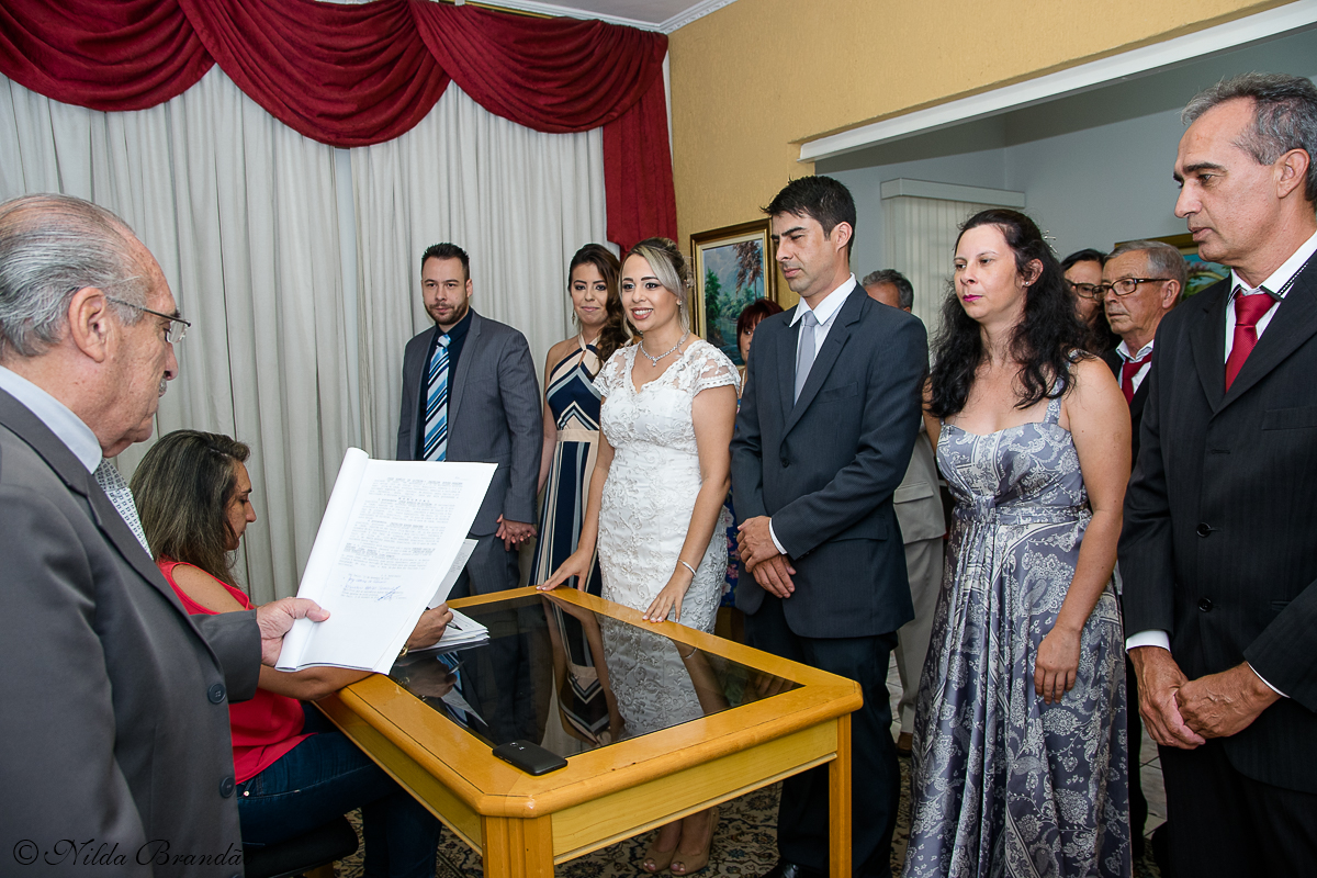 Juiz de paz lê o contrato de casamento dos noivos.