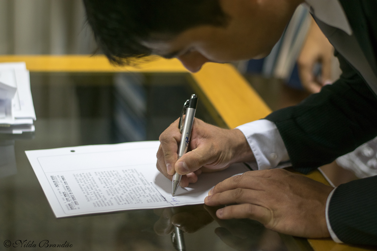 Momento de assinar o contrato de casamento.