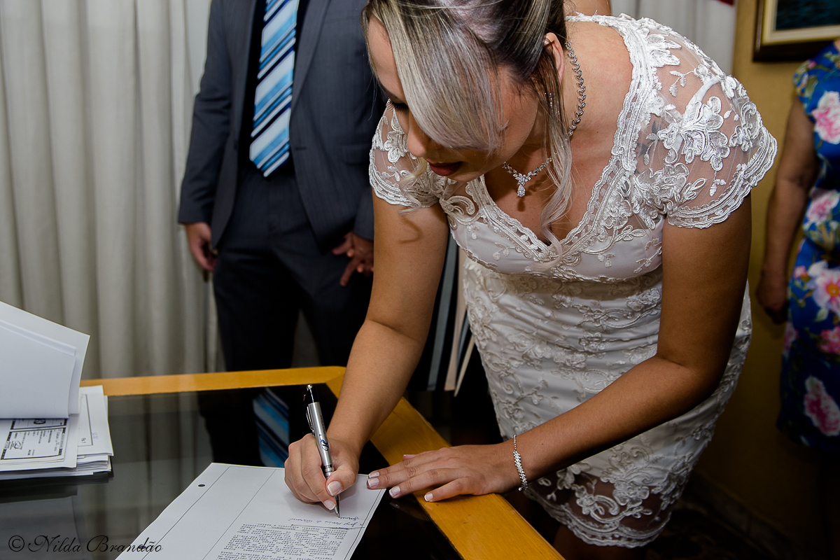 Momento de assinar o contrato de casamento.