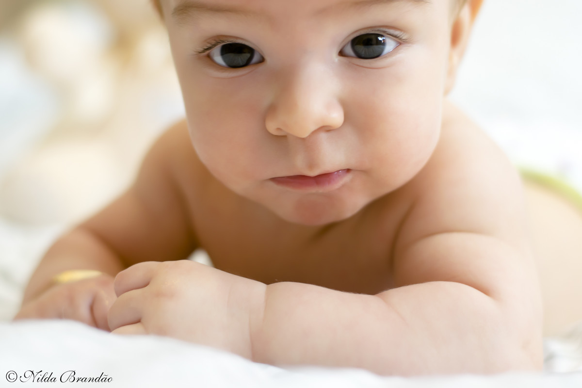 Olha só que olhar mais curioso! acompanhar o progresso mensal do bebê em lindas fotos é tudo de bom.