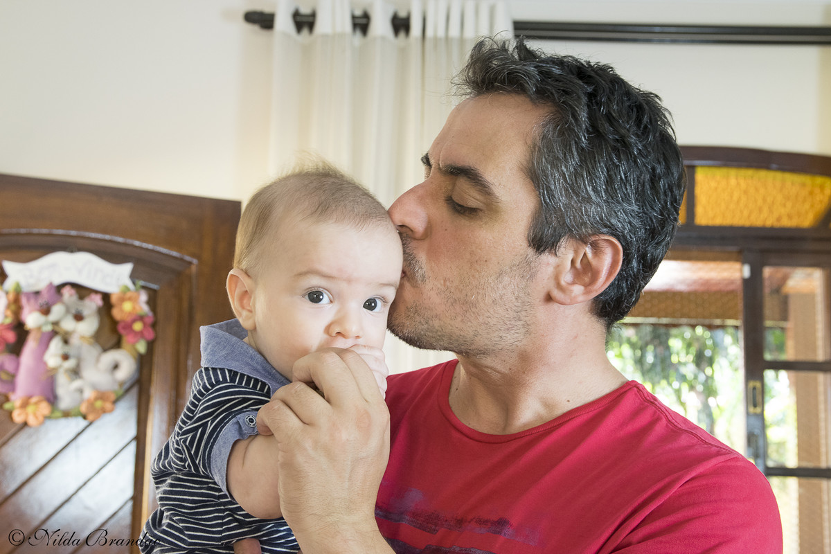 Hum... coisa boa que é beijo do papai! momento familia lindo demais no acompanhamento mensal do bebê