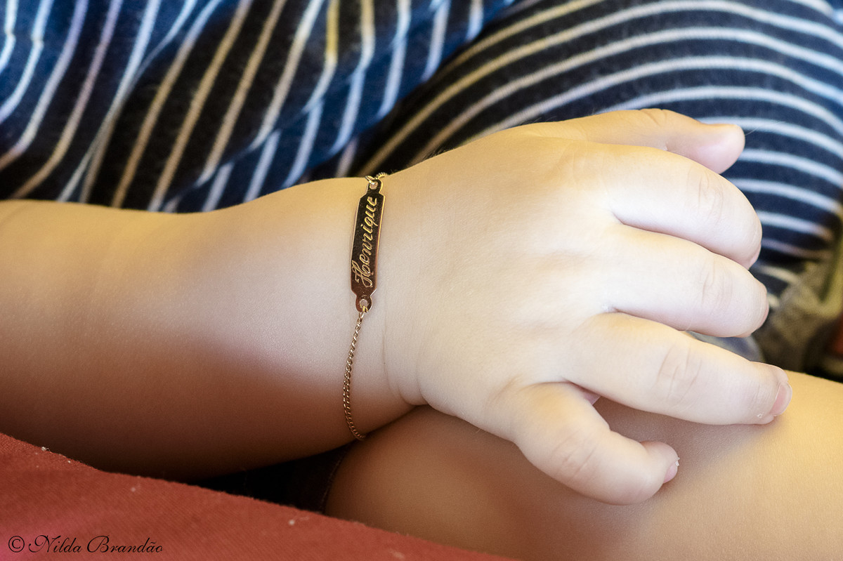 Destaque para pulseirinha na mãozinha do bebê. Acompanhamento do primeiro ano de vida do bebê, fotografias eternas