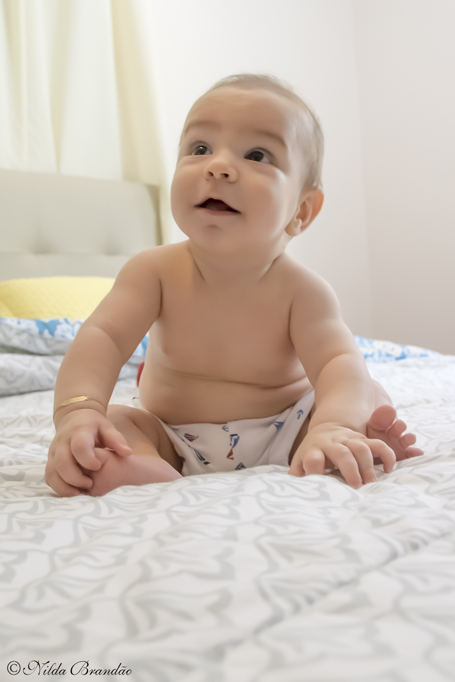 Bebê sentadinho olhando a mamãe, fazer acompanhamento dos primeiro ano do bebê é muito legal.